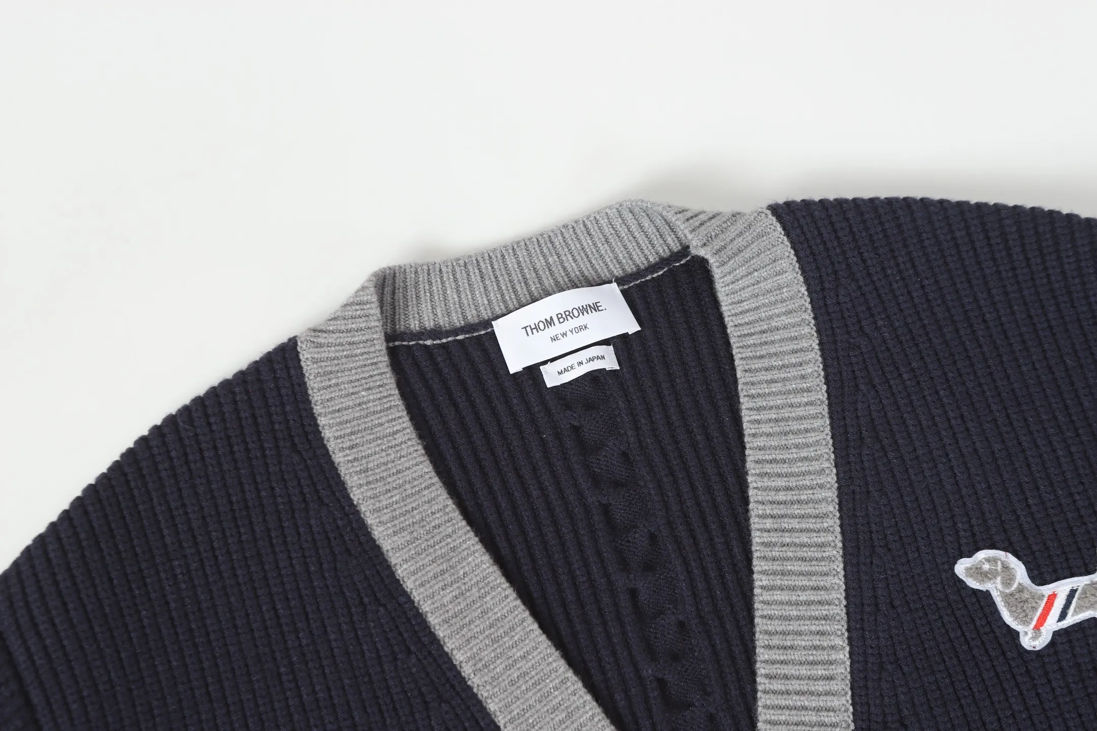 THOM BROWNE · Logo V ：Dark Blue Gray Size：S M L Thom Browne 1965 ， 1997 。 Giorgio Armani ， Club Monaco ， 。Browne ， 、 。 ， 。 Thom Browne Classic ， 、 Classic。